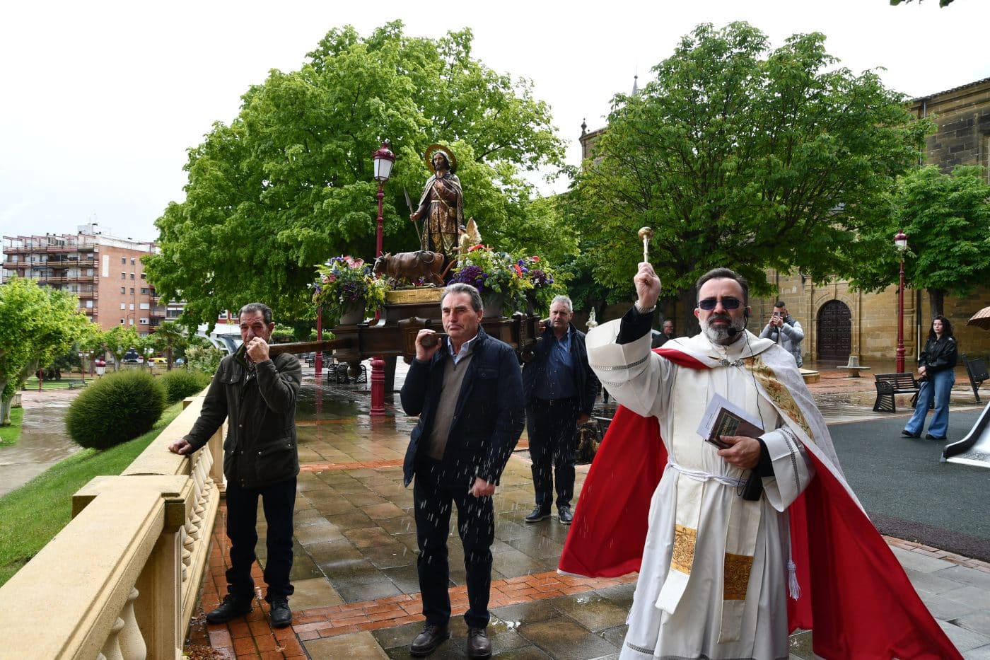 Haro celebra la festividad de San Isidro bajo la lluvia 2 Haro celebra la festividad de San Isidro bajo la lluvia 2
