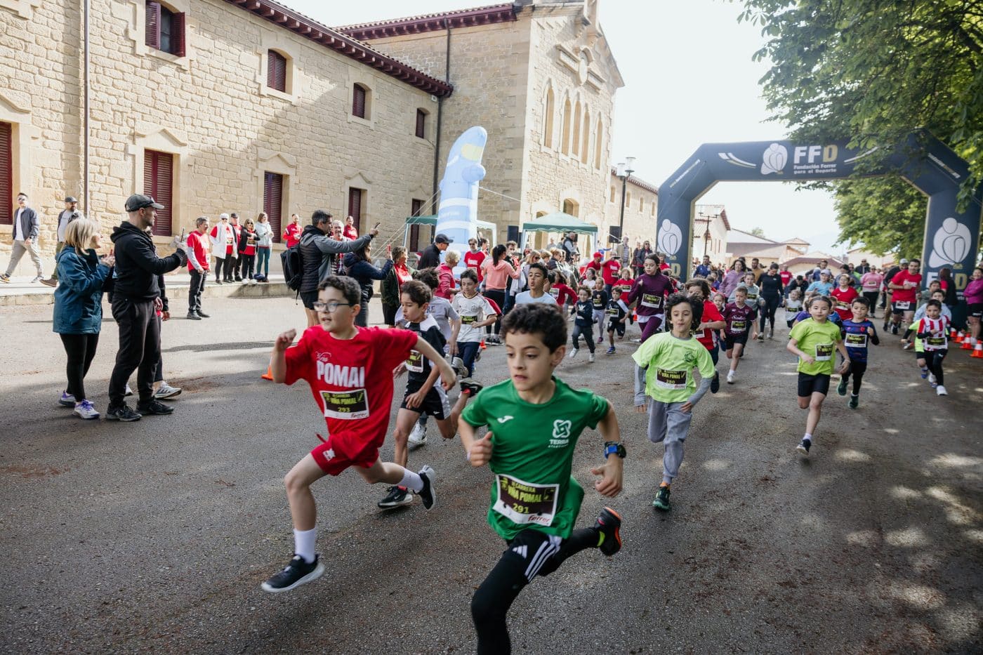 La III Carrera Solidaria Viña Pomal bate récord en Haro: más de 700 participantes y 3.000 euros recaudados para FARO 10