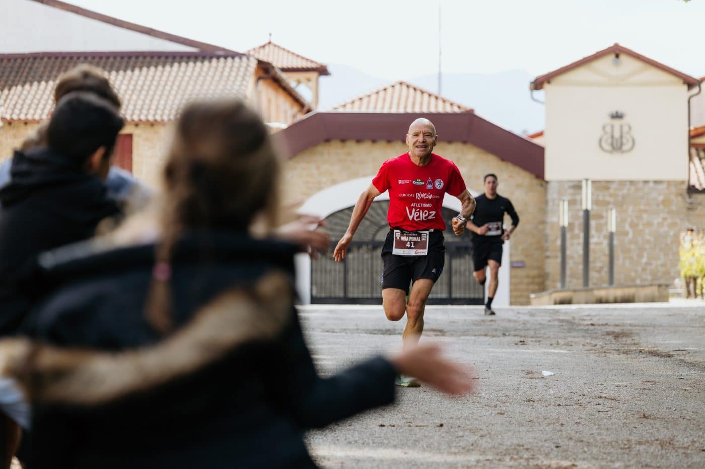 La III Carrera Solidaria Viña Pomal bate récord en Haro: más de 700 participantes y 3.000 euros recaudados para FARO 19
