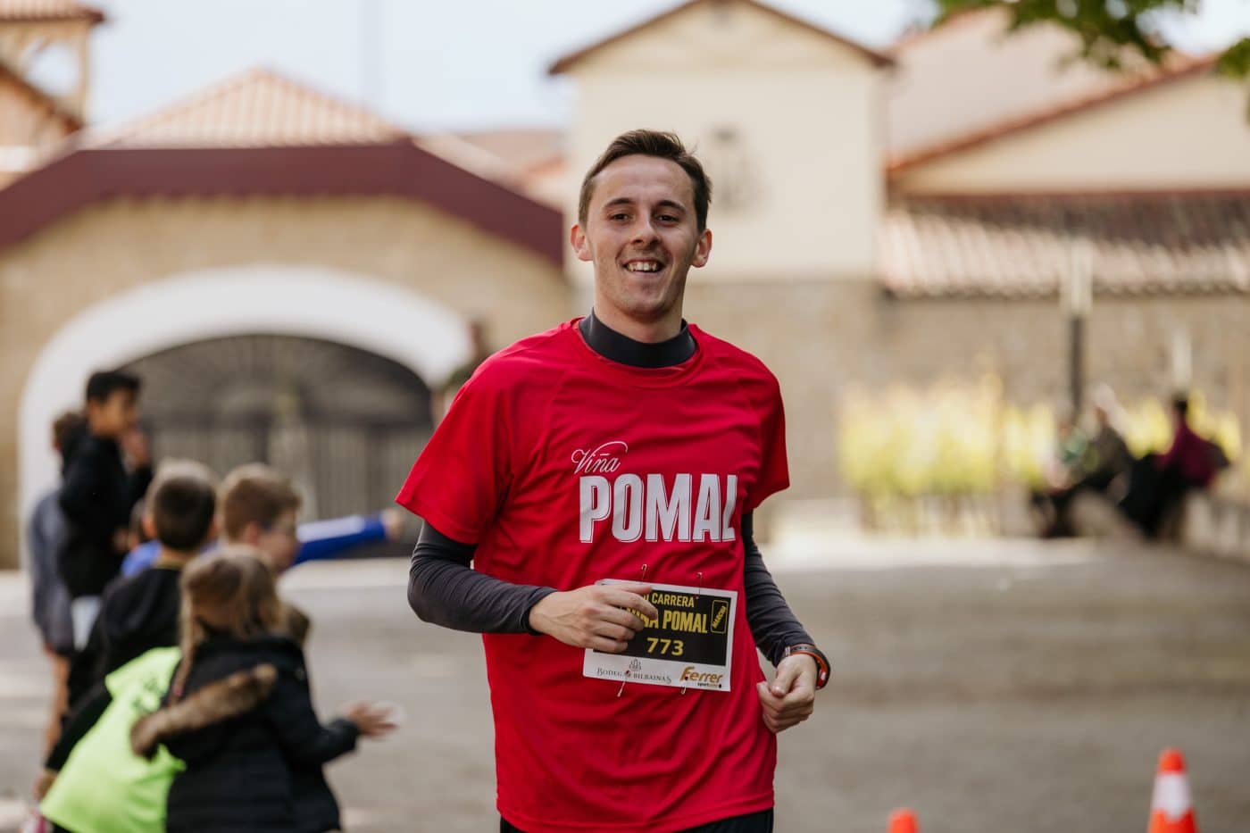 La III Carrera Solidaria Viña Pomal bate récord en Haro: más de 700 participantes y 3.000 euros recaudados para FARO 17