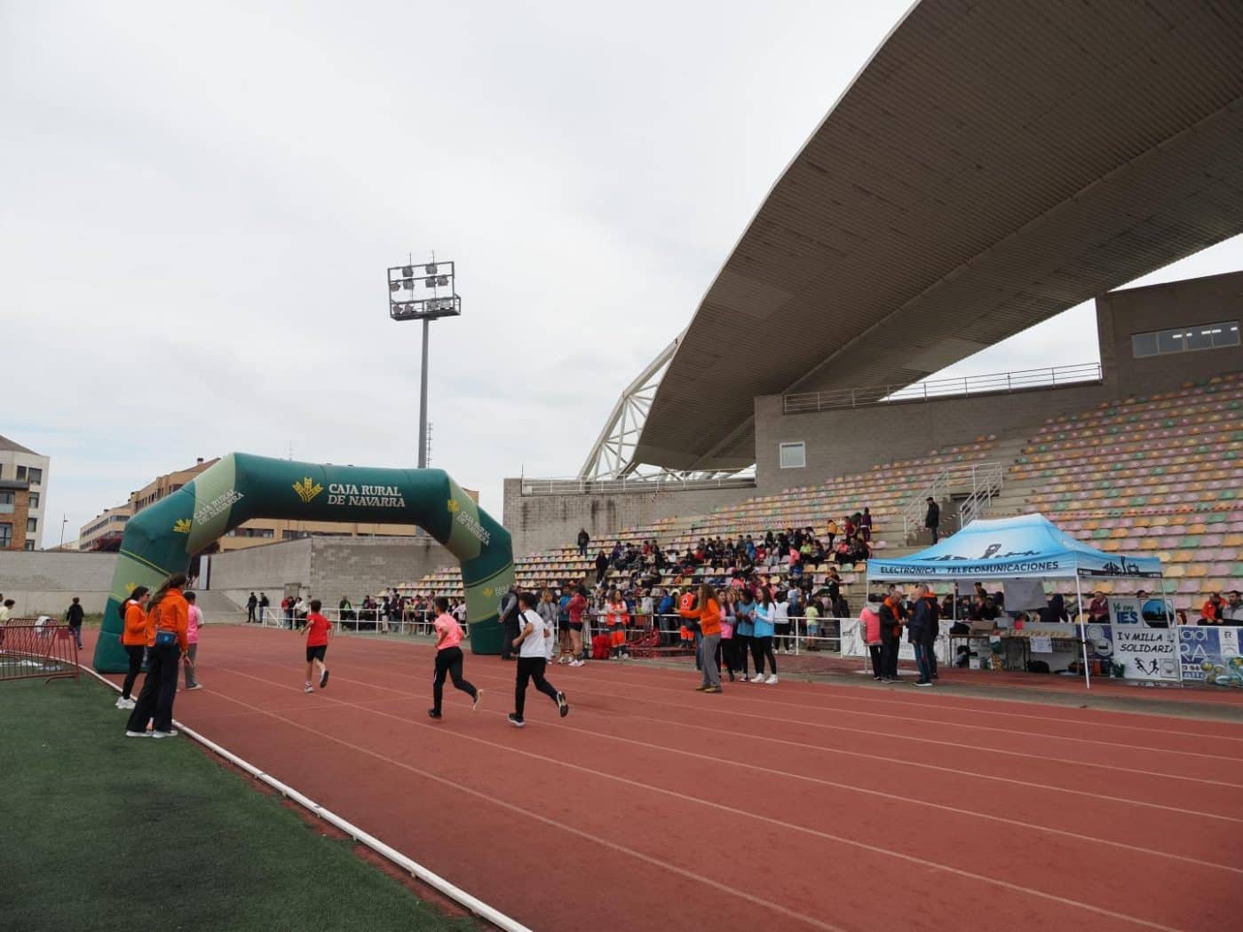 La IV Milla Solidaría del Cossío llena el Luis de la Fuente de deporte, inclusión y solidaridad 7