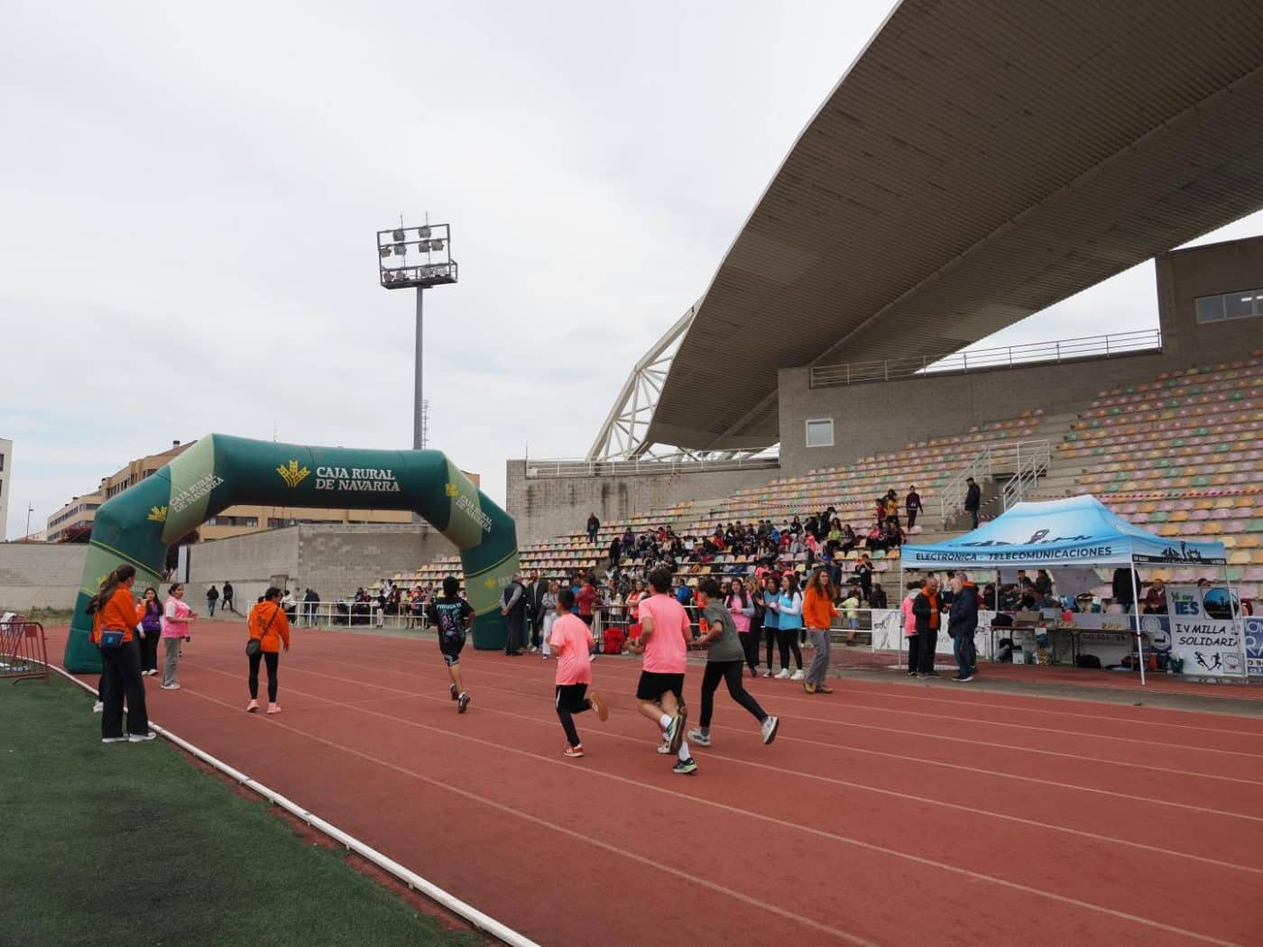 La IV Milla Solidaría del Cossío llena el Luis de la Fuente de deporte, inclusión y solidaridad 2