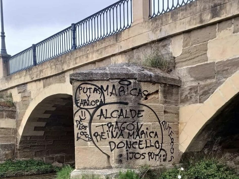 Óscar Reina denuncia una pintada con insultos homófobos en el Puente del Santo 2