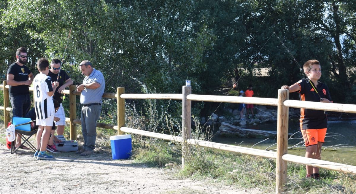 Casi 40 niños participan en los Concursos de Pesca de la Sociedad Riojalteña de Caza y Pesca 11