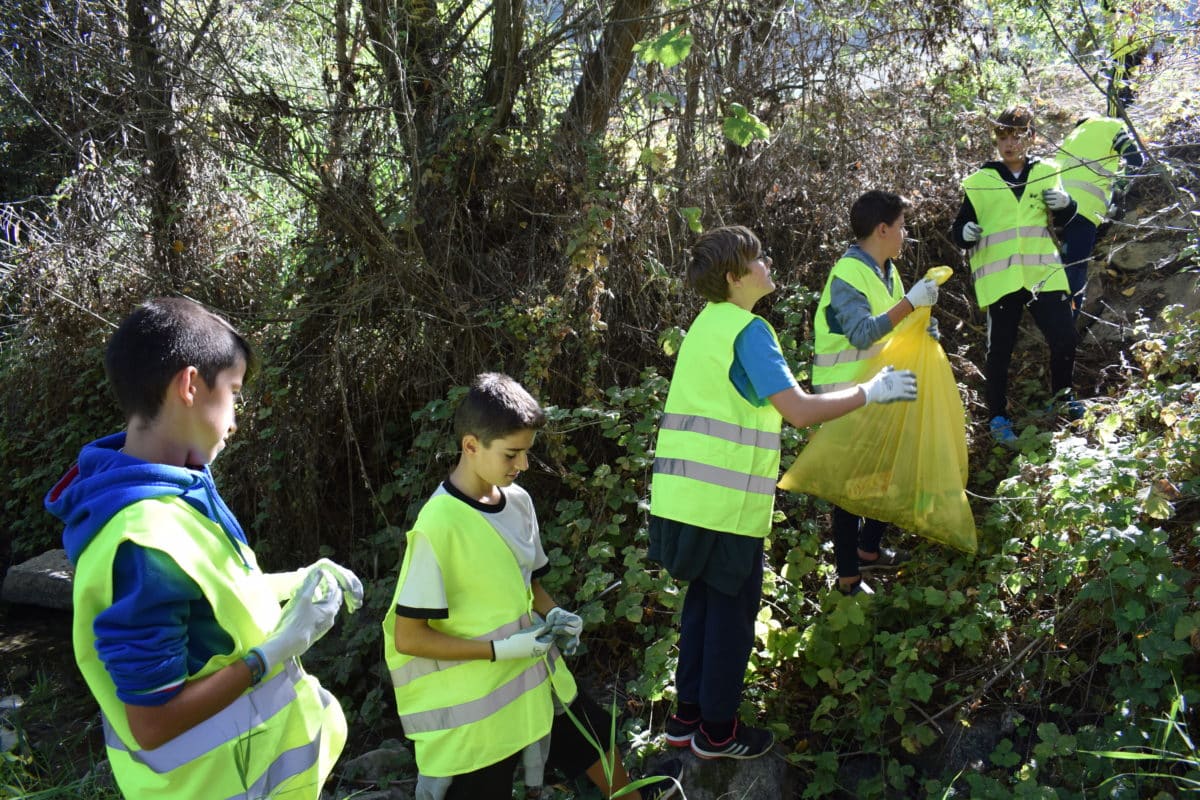 "Limpieza y concienciación" se dan la mano en la campaña de Amigos de los Ríos en Haro 4