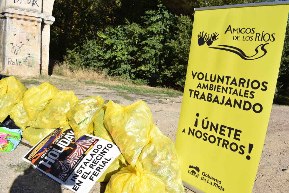 "Limpieza y concienciación" se dan la mano en la campaña de Amigos de los Ríos en Haro 8