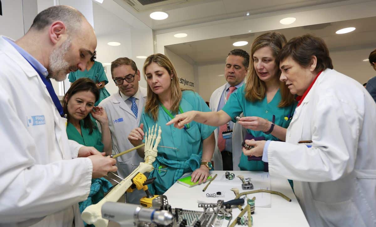 Profesionales de Traumatología del Servicio Riojano de Salud actualizan conocimientos en una unidad móvil