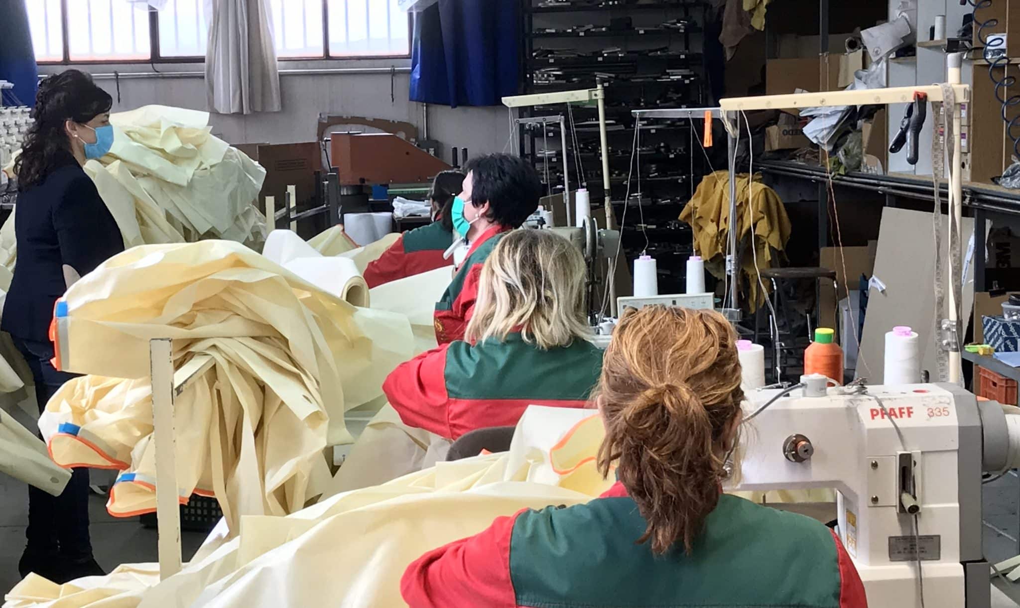 Andreu visita varias fábricas de Arnedo que han producido 120.000 batas de polipropileno para los sanitarios