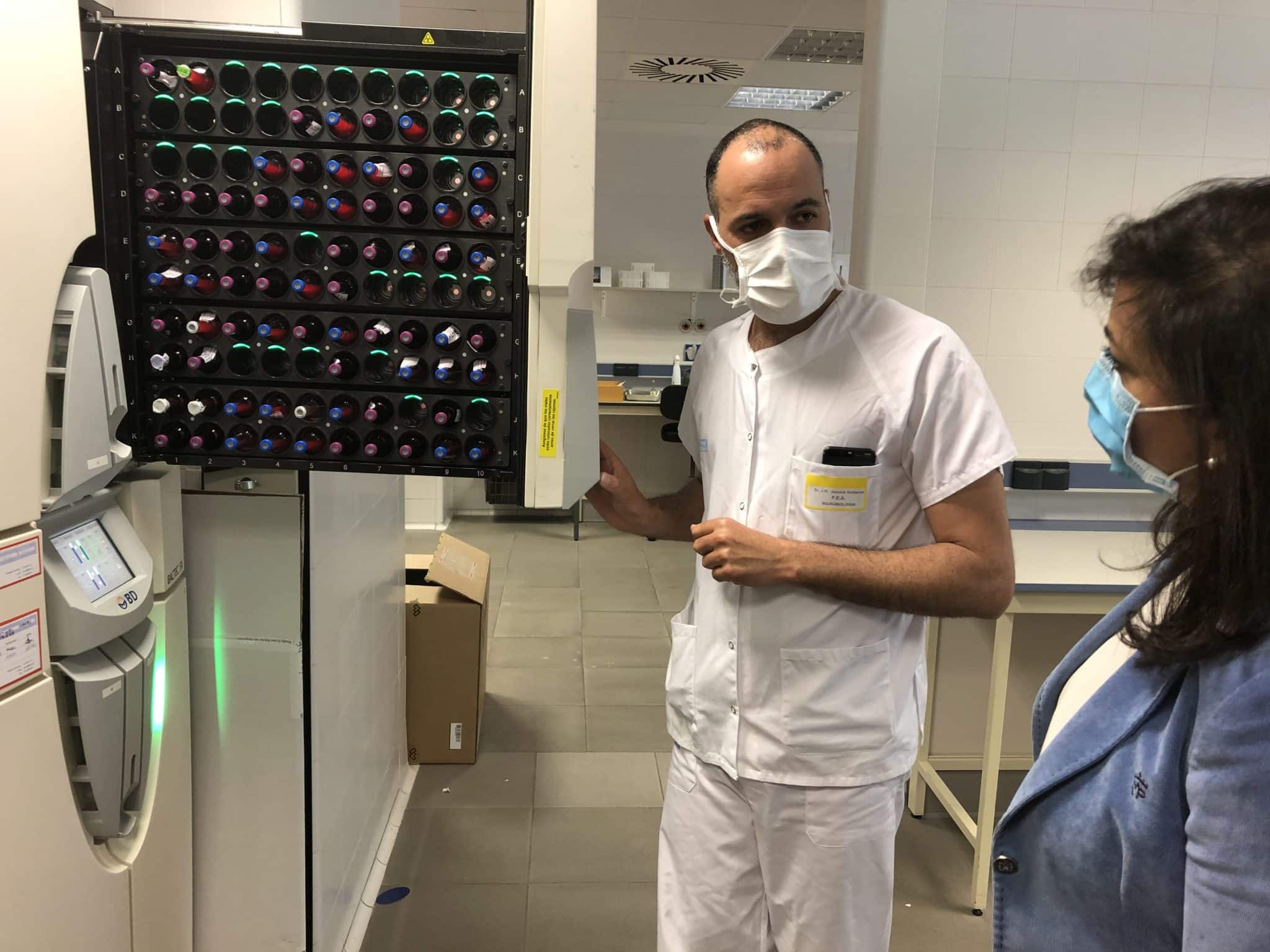 Andreu visita el laboratorio de microbiología del San Pedro