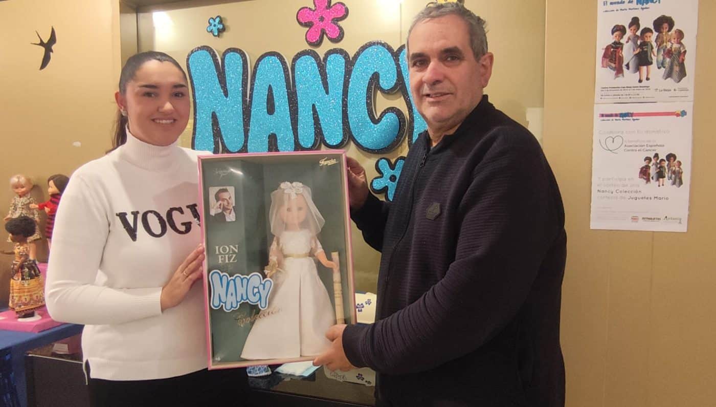 La exposición solidaria sobre la historia de las muñecas en Santo Domingo recauda 1.100 euros para la lucha contra el cáncer