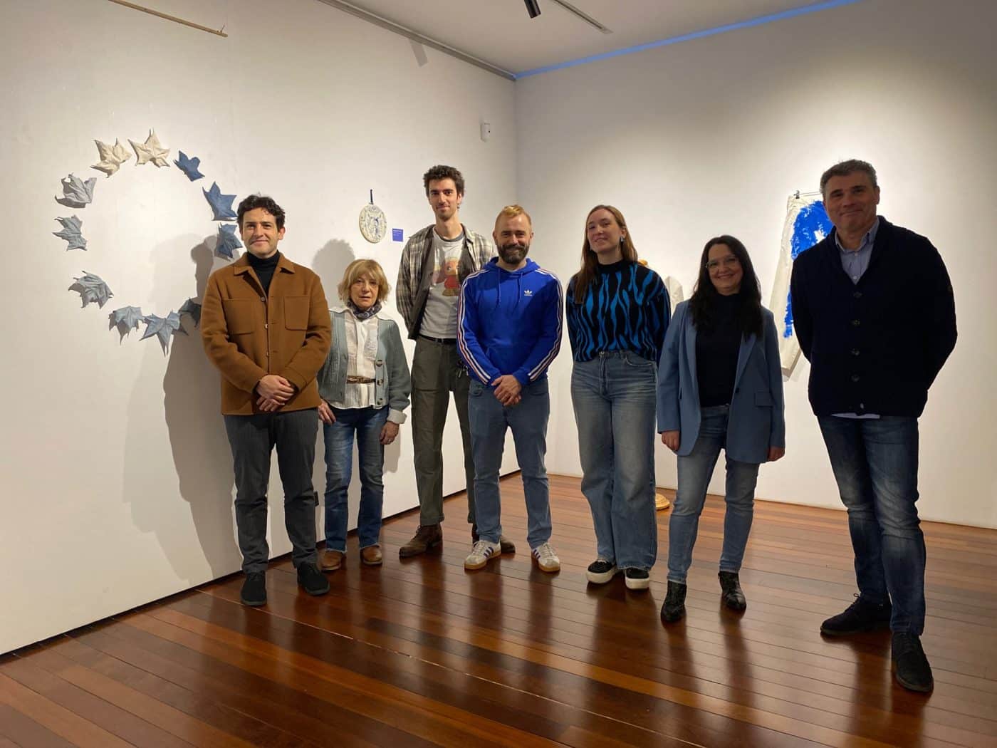La jarrera Lorena Aduna lleva su mirada pictórica a la exposición ‘Amalgama de azules’ en Logroño