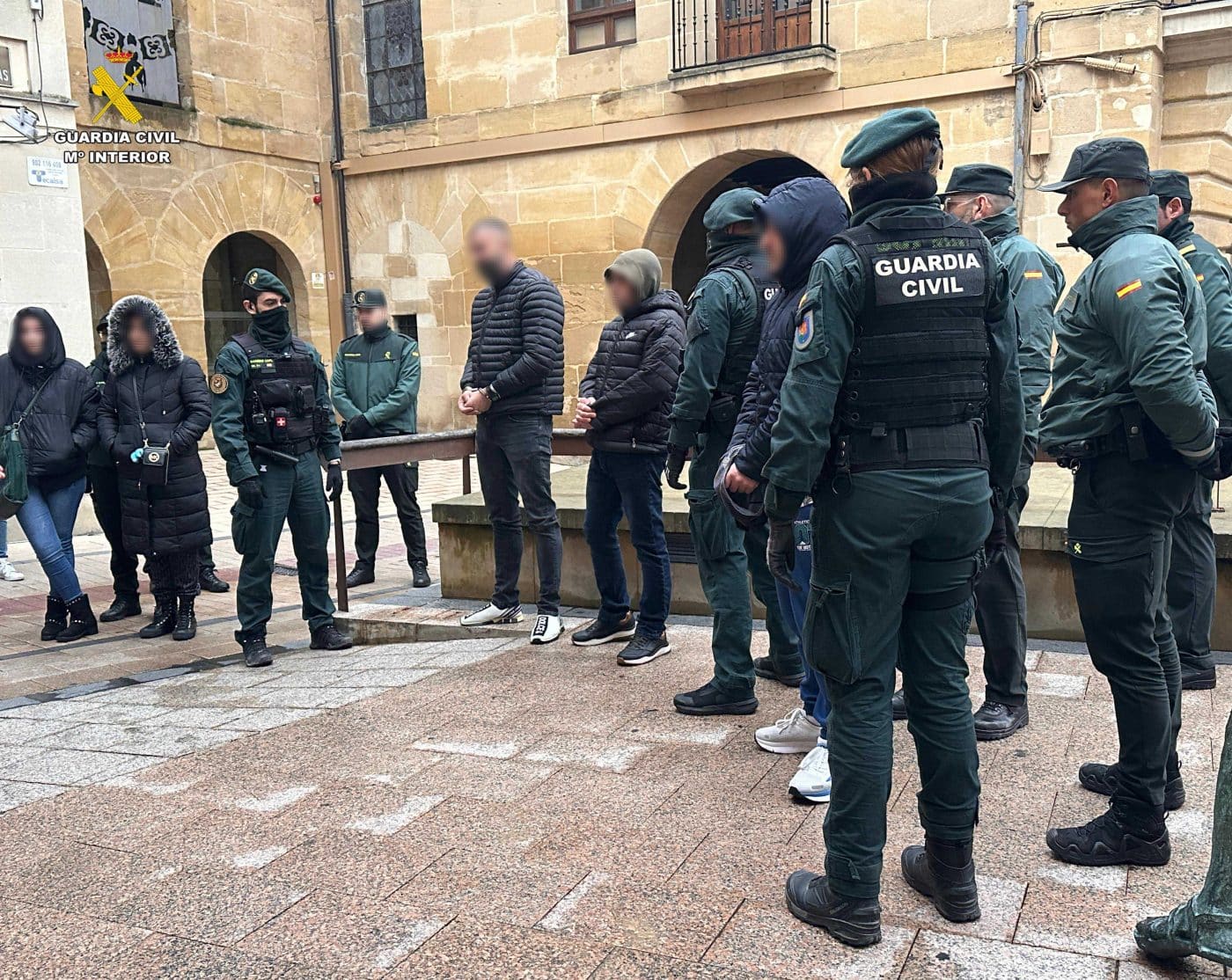 Despliegue de la Guardia Civil en Haro para la reconstrucción del crimen de la calle Italia