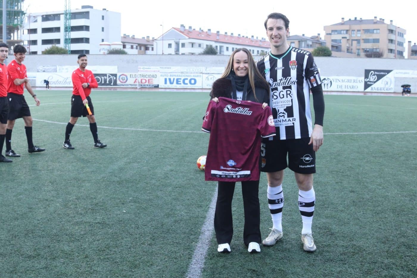 El Haro cae ante el Vianés en el homenaje de la afición blanquinegra a Miranda Dorado