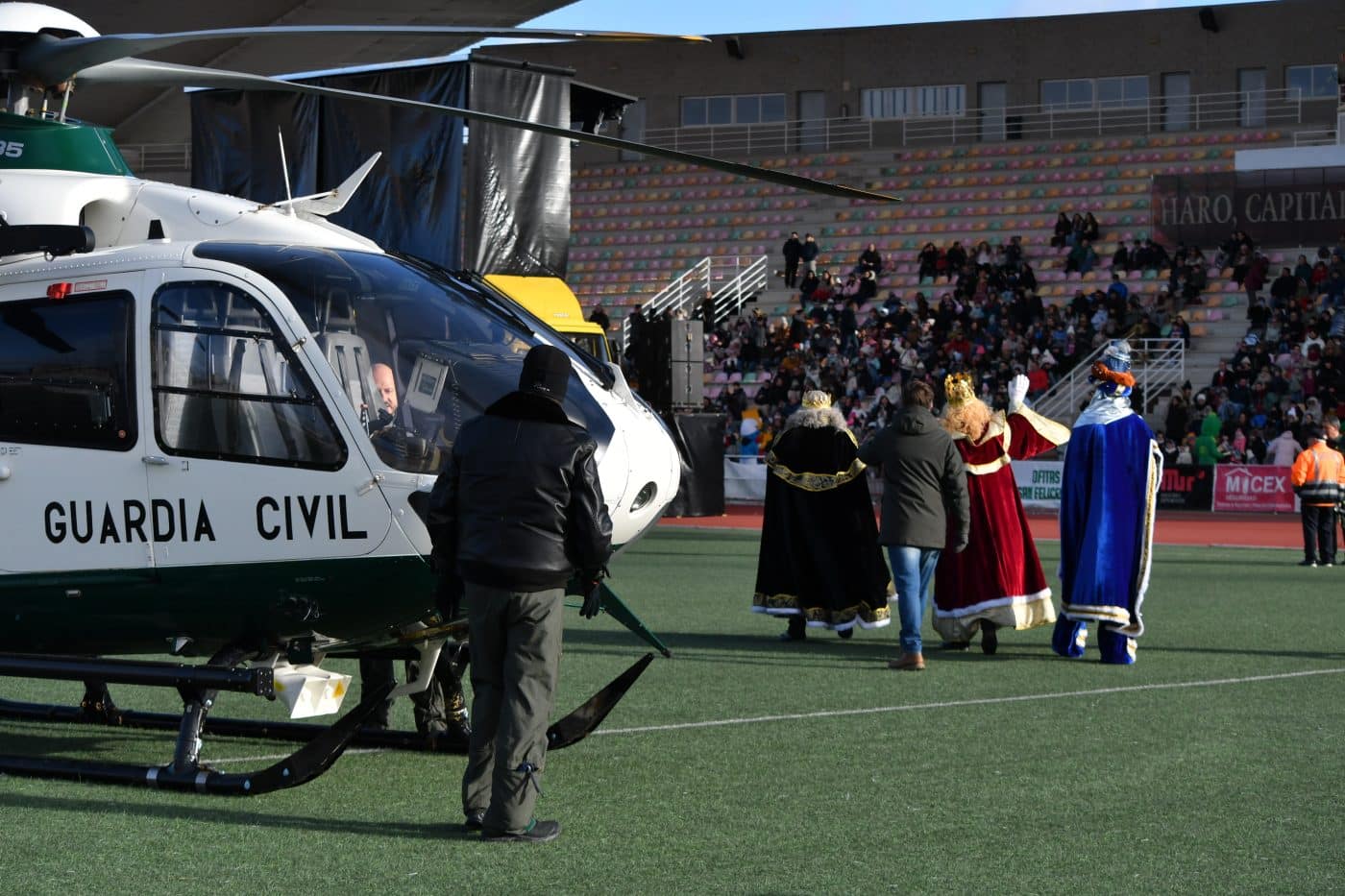 FOTOS: Los Reyes Magos llegan a Haro en un helicóptero de la Guardia Civil