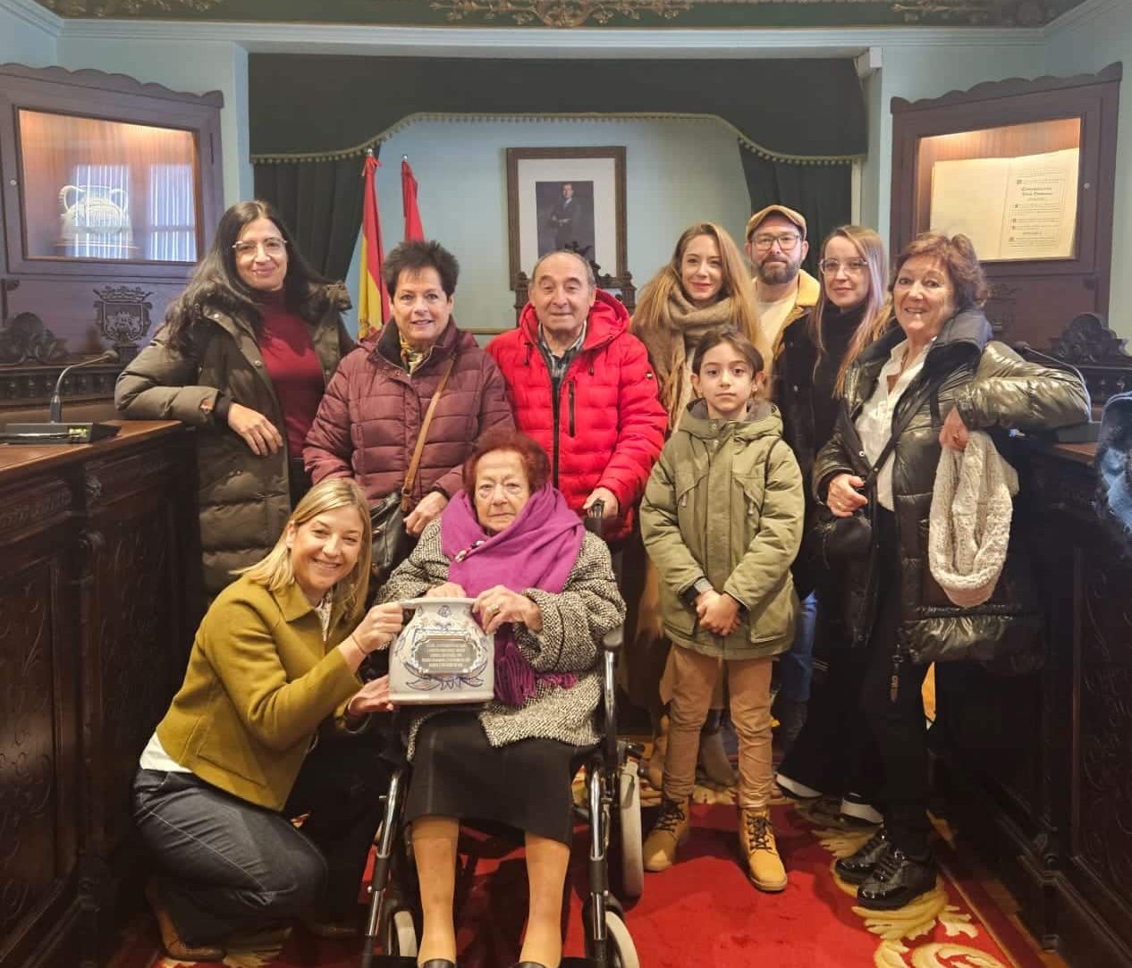 Haro entrega el Jarro de la Ciudad a la vecina centenaria Josefina Hernández