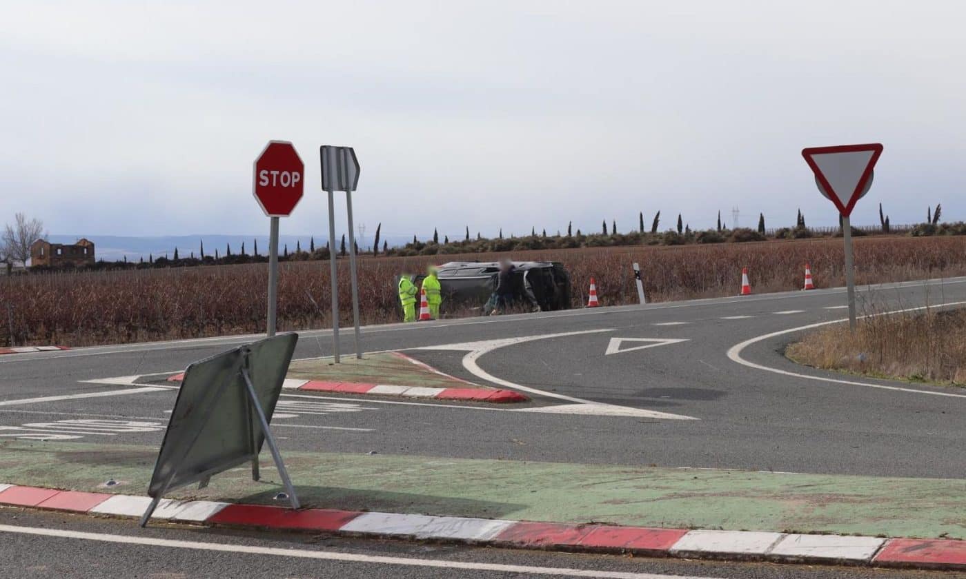 La colisión entre dos turismos en el cruce entre Haro y Zarratón deja dos heridos graves y uno leve