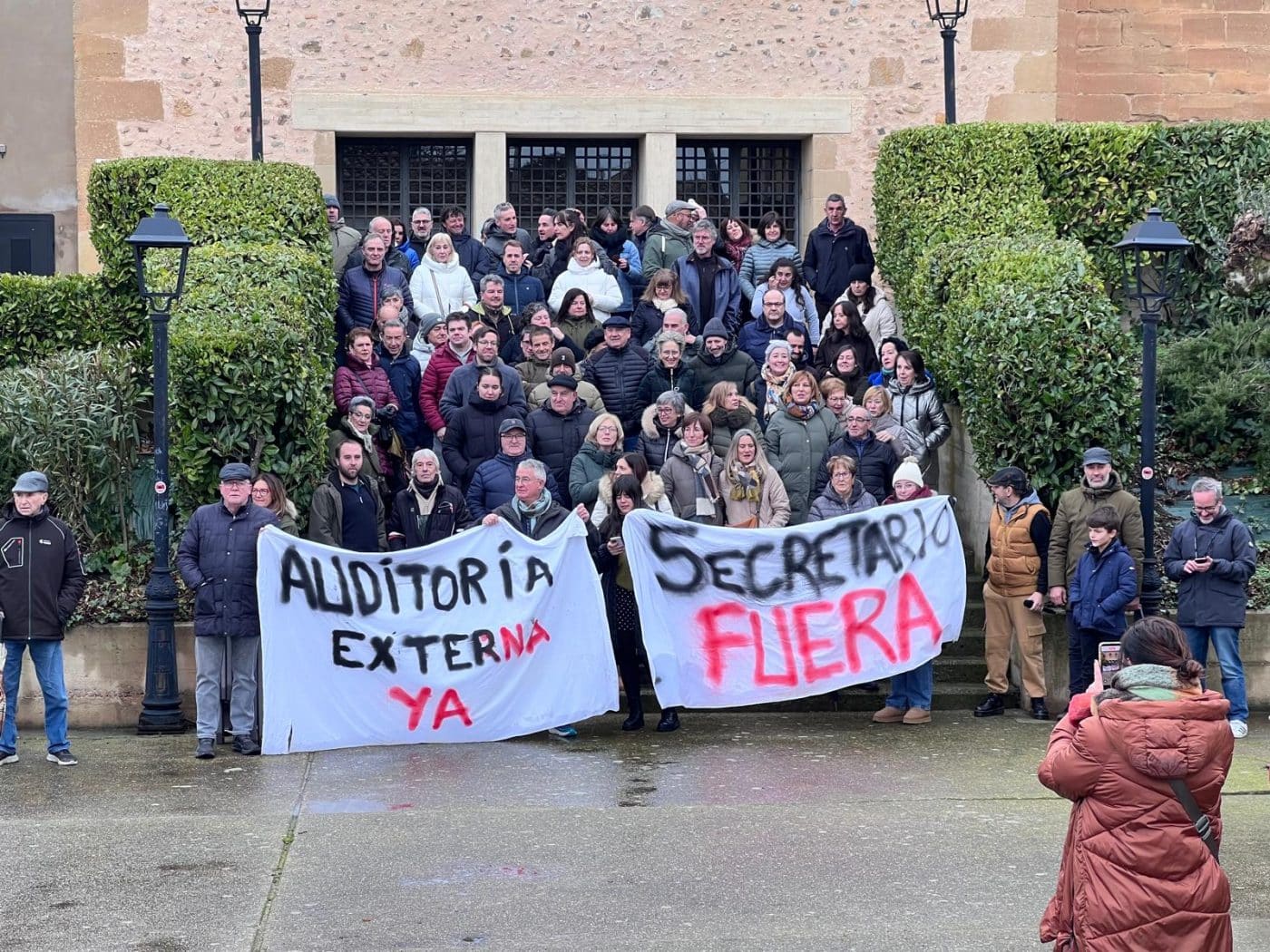 Más de un centenar de vecinos de Hervías exigen el “fin de la opacidad” y la dimisión del equipo de Gobierno