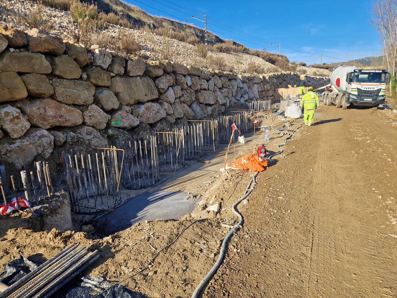 Obras de emergencia en la vía férrea entre Logroño y Haro por graves daños en un terraplén