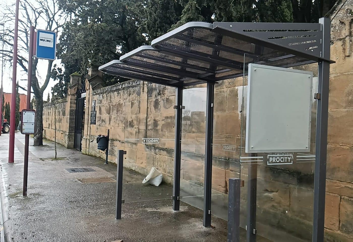 Haro instala una nueva marquesina en la parada de autobús del cementerio