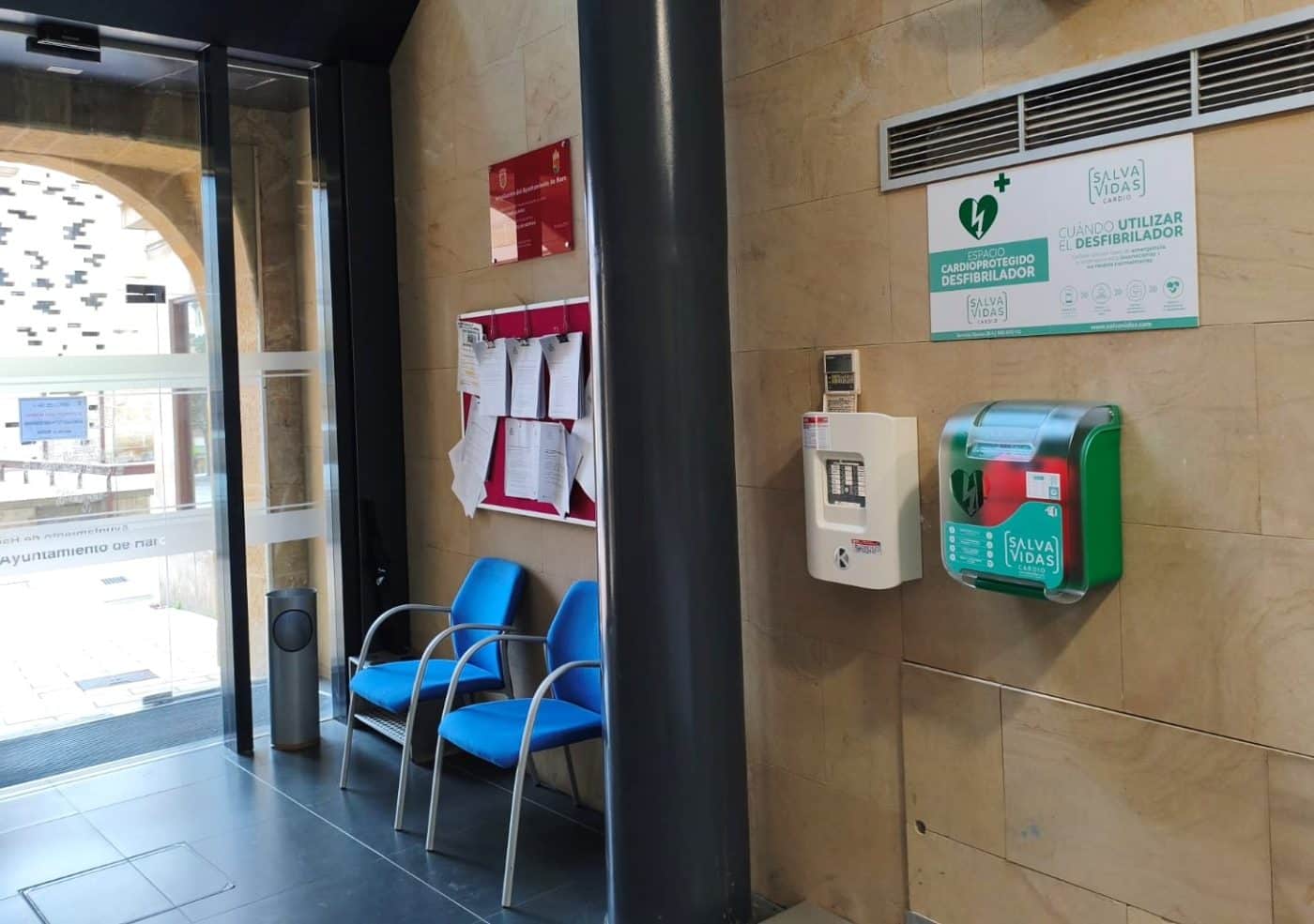 Haro instala tres nuevos desfibriladores para reforzar la atención ante emergencias