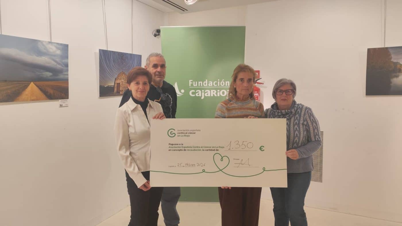Marta Martínez y Fundación Caja Rioja entregan a la AECC la recaudación de la exposición ‘Historia de las muñecas’