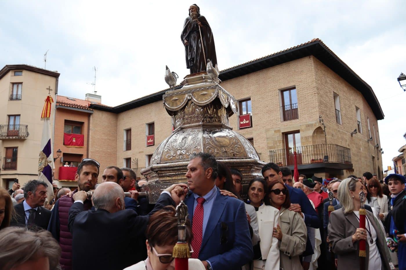 Santo Domingo de la Calzada consolida la tradición de ‘Mi Primer Pañuelo de Fiestas’ con una nueva convocatoria dirigida a los nacidos durante el año 2025