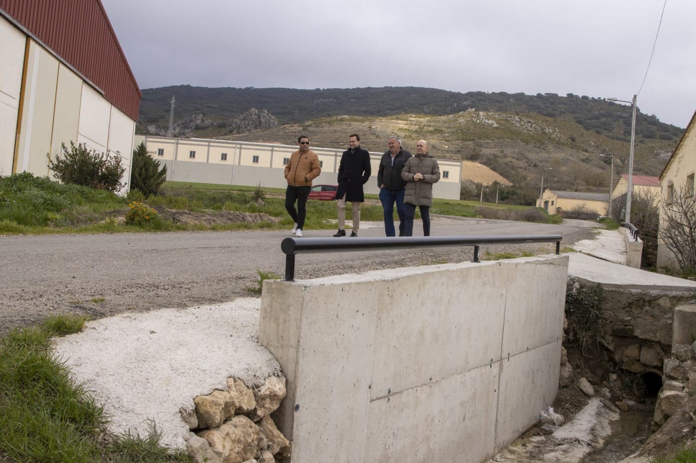Foncea mejora el acceso a la ermita y el cementerio con un nuevo muro de contención