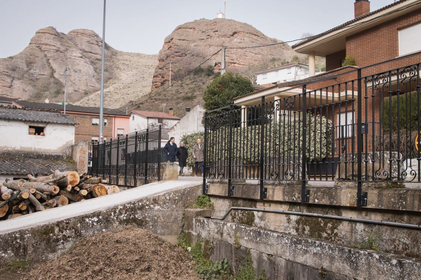 Tobía renueva la barandilla de la calle Real de Abajo para mejorar la seguridad de los peatones