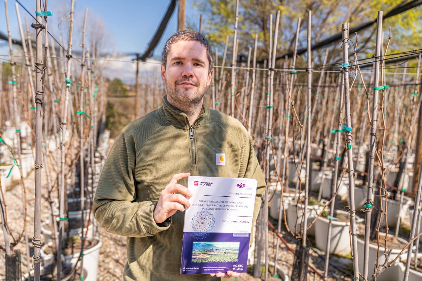 David Labarga demuestra que los acolchados orgánicos regeneran la biodiversidad del suelo del viñedo
