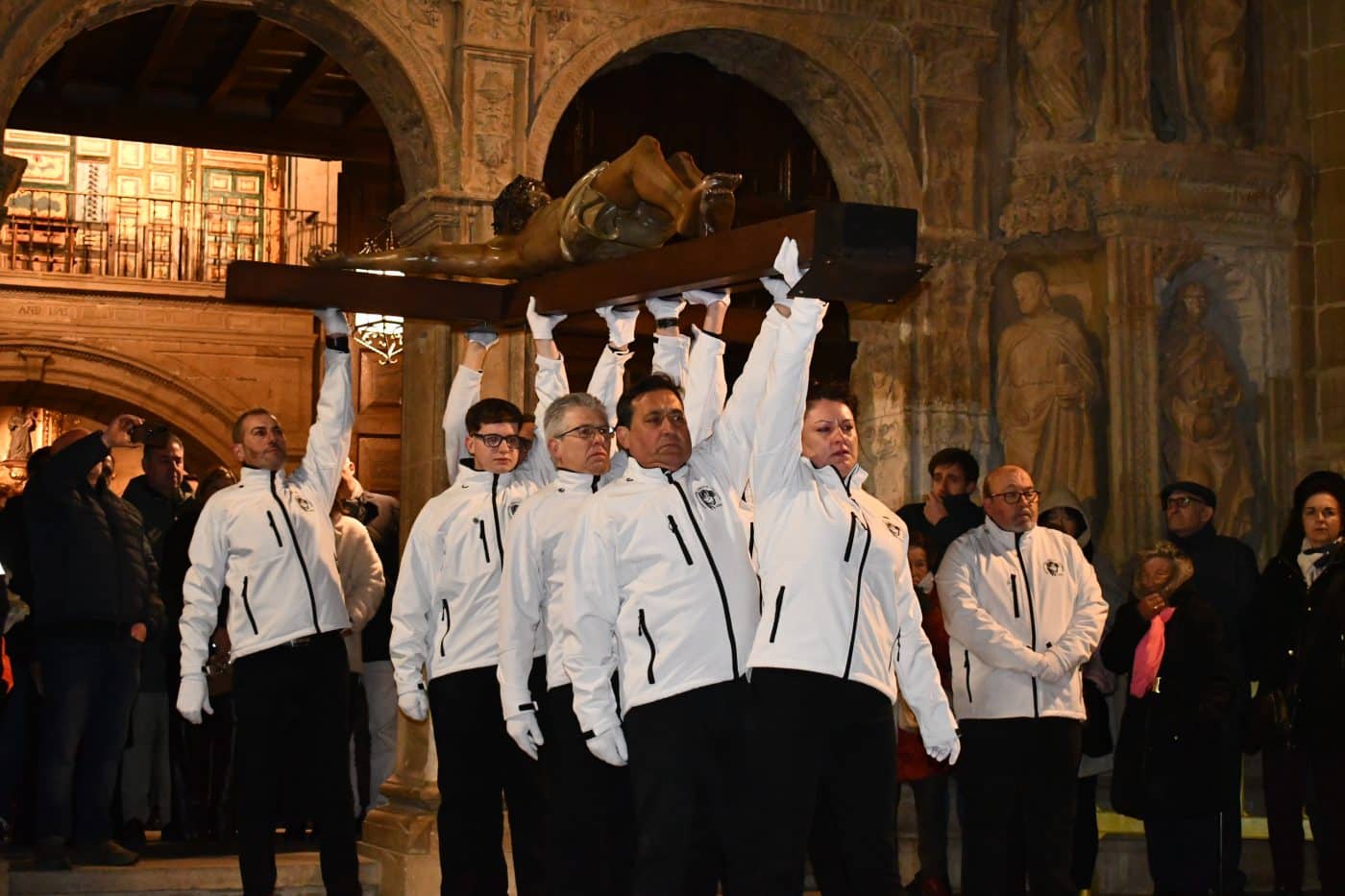 FOTOS: El frío y la lluvia no apagan la emoción del traslado del Cristo Yacente en Haro