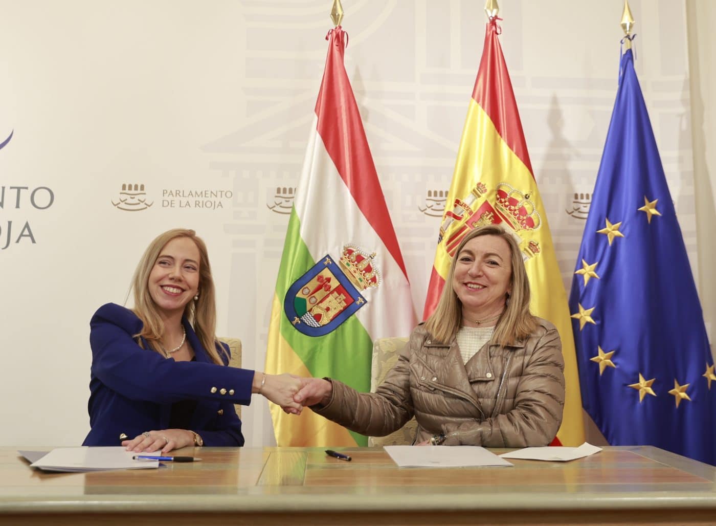 El Parlamento riojano amplía las becas para estudiar en Ginebra y refuerza su convenio con la UR