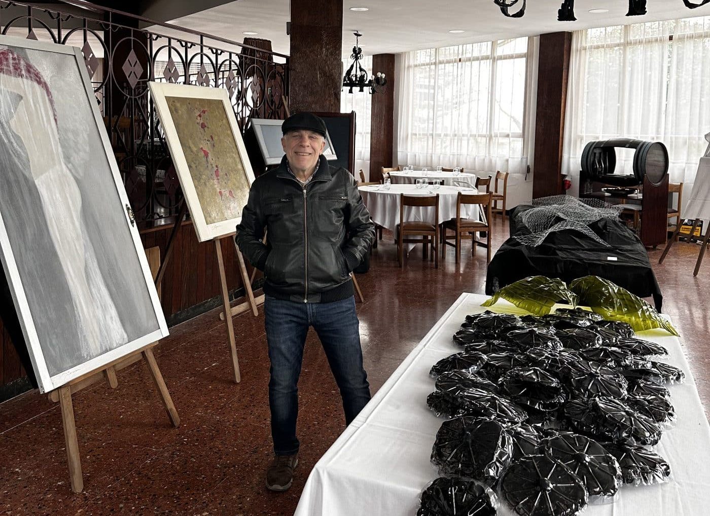 El Hotel Portal de La Rioja en Briñas acoge una exposición de arte reciclado de Javier Mayordomo
