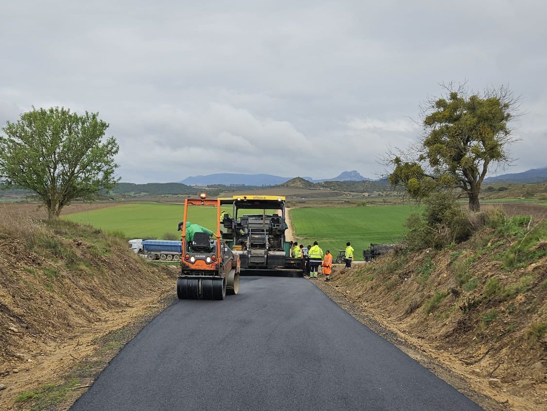 Haro mejora más de 18 kilómetros de caminos rurales durante 2025