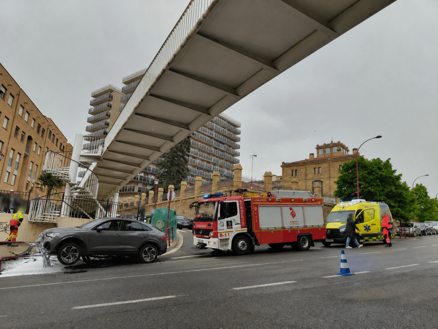 Trasladan a una mujer al centro de salud tras la salida de vía de un turismo en Haro