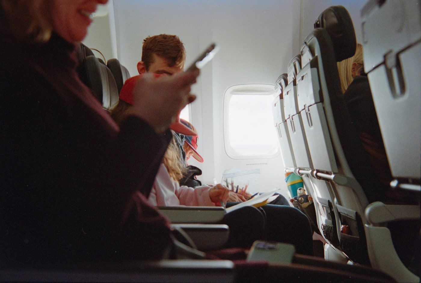Viajar sin tarifas de roaming: cómo la eSIM te mantiene conectado en cualquier lugar