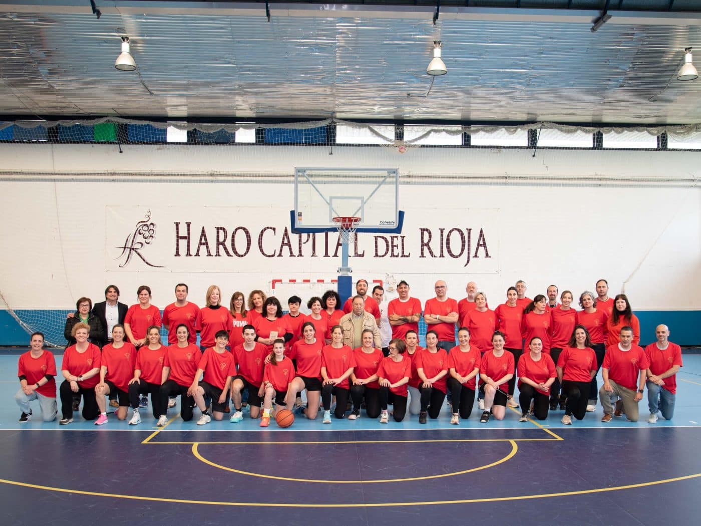 El Club Baloncesto Haro homenajea a Eduardo García en una emotiva despedida de temporada