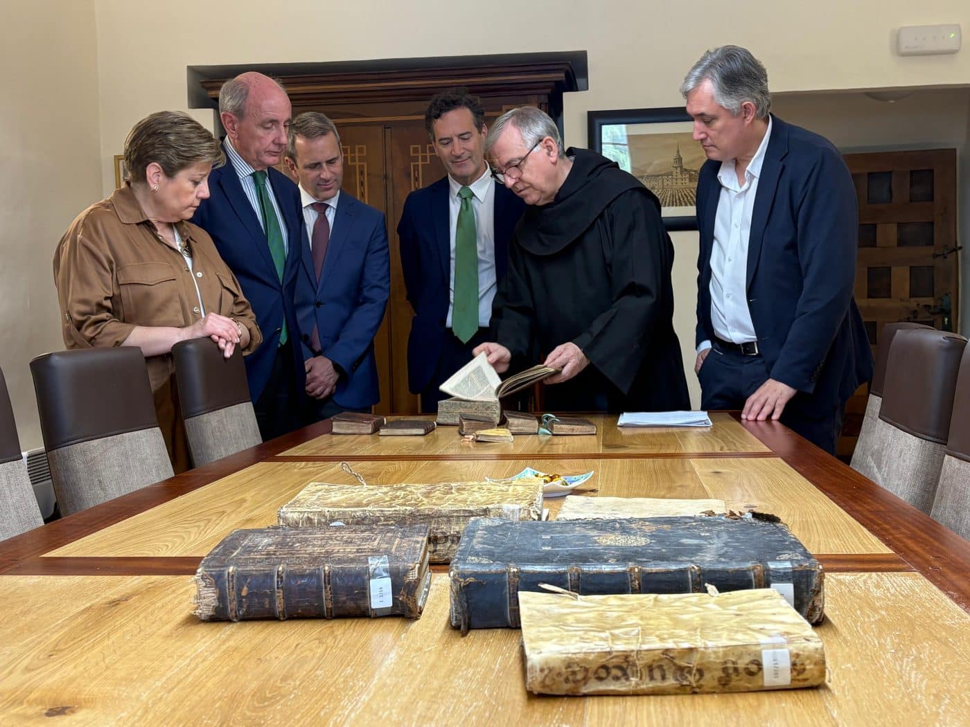 La biblioteca de Yuso recuperará seis valiosos volúmenes de los siglos XVI, XVII y XVIII con el apoyo de Iberdrola