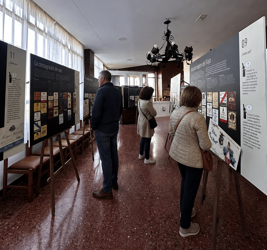 La exposición ‘El Rioja de etiqueta’ llega al Hotel Portal de La Rioja de Briñas